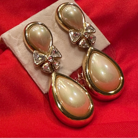 CHRISTIAN DIOR mabe pearl gold tone, drop earrings crystals - Picture 2 of 3